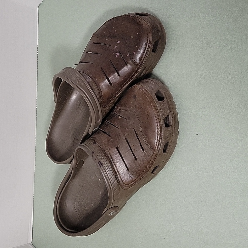 Size 12 mens Crocs Yukon Sport